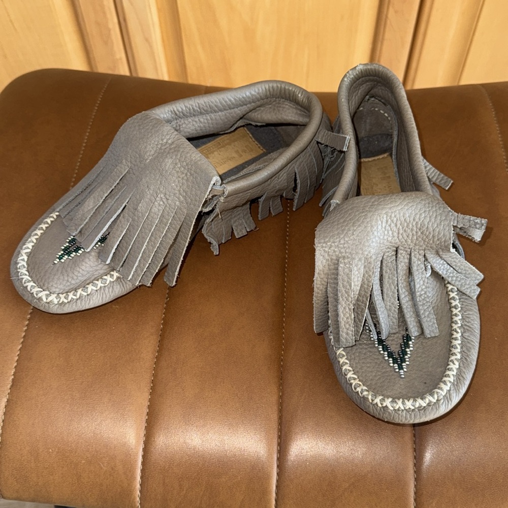 Manitobah MukLuks Paddle Moccasin Booties Grey super Soft Leather Fringe size 5